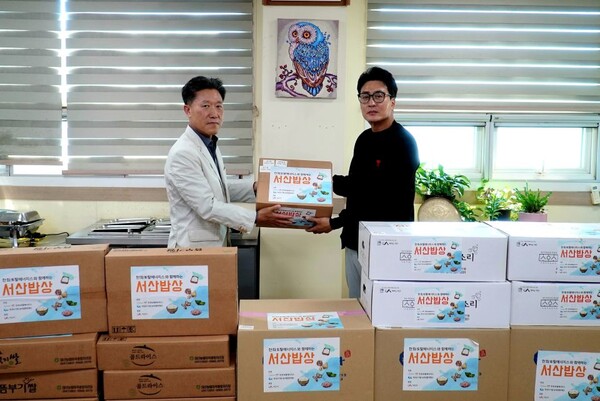 ▲ 한화토탈에너지스 관계자(좌)가 16일 고객사 ㈜대진을 방문해 정의석 대표이사(우)에게 농수산물을 전달하는 모습.