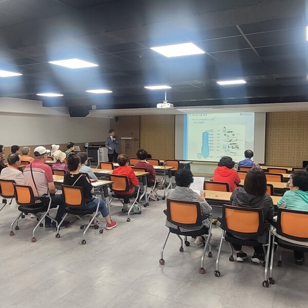 ▲ 류영돈 가스안전공사 인천본부 부장이 연수종합사회복지관 어르신을 대상으로 가스안전교육을 실시하는 모습.