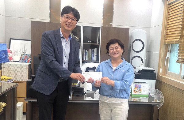 ▲가스안전공사 경북북부지사는 17일 안동시에 소재한 사회복지법인 경안신육원을 방문해 온누리상품권 50만원을 전달했다.
