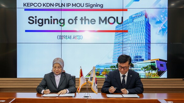 ▲업무협약서에 서명하고 있는 박종현 한전KDN 신사업개발본부장과 줄리타 인다 PLN IP 수석부사장