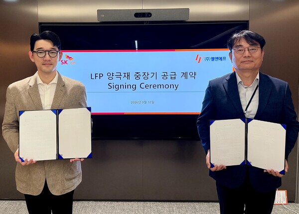 ▲ 김성탄 SK온 원소재구매실장(왼쪽)과 이병희 엘앤에프 최고운영책임자(COO)가 17일 서울 종로구 SK온 관훈캠퍼스에서 LFP 양극재 구매 계약 체결 후 기념촬영을 하고 있다.
