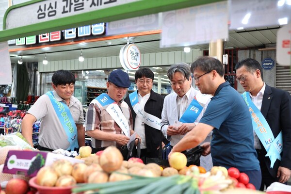 ▲ 장보기 행사에 참여한 김대성 KTL 사회적가치 운영 위원장, 이충원 경영지원본부장 등이 진주 중앙시장에서 물품을 구매하고 있다