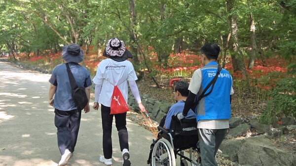 ▲미래엔서해에너지 한마음봉사단은 21일 당진시장애인복지관 ‘달팽이산악회’ 정기 산행에 참여해 장애인 참가자들의 안전한 산행을 지원했다.