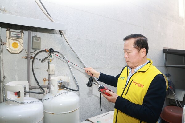 ▲ 박경국 한국가스안전공사 사장이 청주시 밤고개자연시장을 찾아 전통시장 내 가스시설 안전점검을 하고 있다.