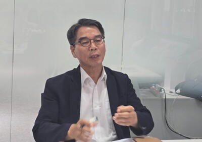 ▲ 박현동 석유유통협회 부회장이 추석 연휴기간 고속도로 알뜰주유소를 대상으로 한 기름값 100원 인하 정책에 대한 입장을 밝히고 있다.