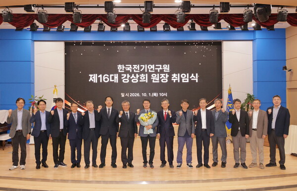 ▲강상희 원장(가운데)이 전기연구원 경영간부들과 기념촬영을 하고 있다.