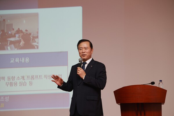 ▲ 박경국 한국가스안전공사 사장이 1일 임직원을 대상으로 직접 특별강연하고 있다.