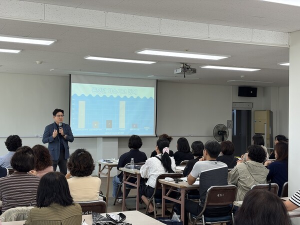 ▲가스안전공사 충북본부는 2일 청주흥덕노인통합지원센터 생활지원사를 대상으로 독거노인 등 취약계층의 가스안전 확보를 위한 가스안전교육을 실시했다.