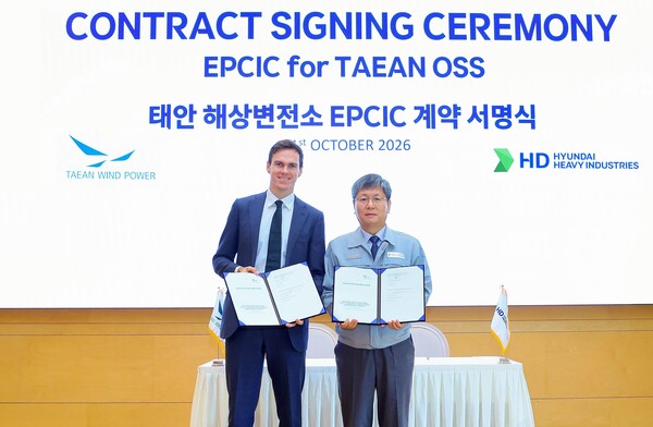 ▲HD현대중공업은 지난 1일(목) ㈜태안풍력발전과 태안 해상변전소의 설계·조달·제작·설치·시운전을 수행하는 프로젝트의 계약을 체결했다(오른쪽부터 원광식 HD현대중공업 해양에너지사업본부장, 클레멍 엘빅 드 