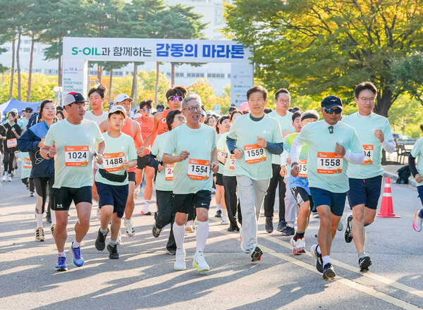 ▲ 서울 마포구 월드컵공원 평화광장에서 4일 열린 ‘감동의 마라톤’에서 이봉주 단장, 서경섭 S-OIL 총무부문장, 나운환 한국장애인재활협회장, 김현훈 한국사회복지협의회장을 비롯 참가자들이 힘차게 출발하는 모습.