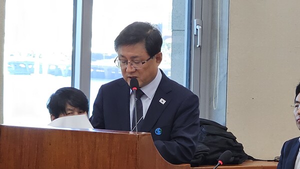 ▲6일 국정감사에 앞서 선서를 하고 있는 김성환 기후에너지환경부 장관.