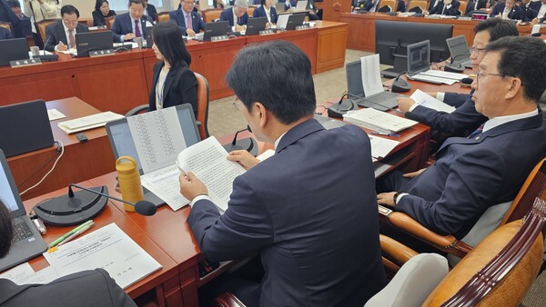 ▲국회 기후에너지환경노동위원회 소속 의원들이 국정감사에 앞서 질의 내용을 확인하고 있다. 