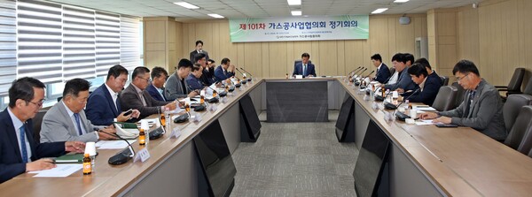 ▲ 김영태 한국기계설비건설협회 가스공사업협의회 회장이 제101차 정기회의를 통해 LPG배관망사업 공사 직접발주 추진현황과 내년 적용 건설공사 표준품셈 가스설비공사 개정안 등 현안에 대해 논의하고 있다.