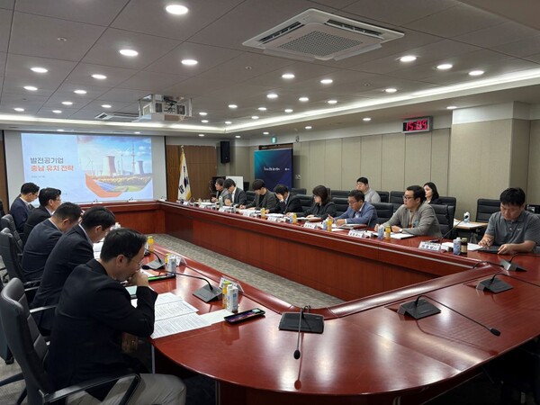 ▲ 충남도가 홍종완 행정부지사 주재로 발전공기업 통합본사 충남 유치 전담팀 제2차 회의를 갖고 발전공기업 통합본사 유치 전략을 최종 점검하고 있다.