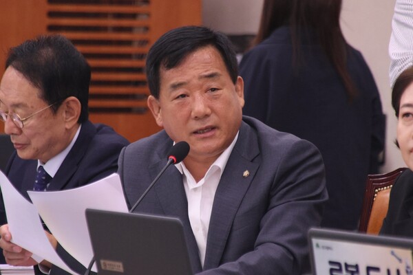 ▲국정감사에서 질의하고 있는 박성민 국회의원.