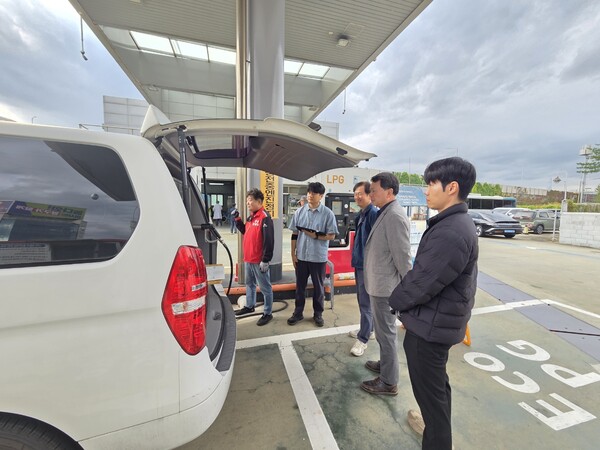 ▲ 고성욱 석유관리원 사업이사(우 2번째)가 15일 LPG자동차 충전소를 방문해 충전기 정량 및 품질 점검 과정을 살펴보고 있다.