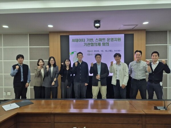 ▲ 석유관리원이 디자인진흥원, 무역안보관리원, 장애인고용공단 등 4개 공공기관과 AI․데이터 기반 스마트 운영지원’ 기관 협의체 첫 회의 에 앞서 참석자들과 기념 촬영을 하고 있다.