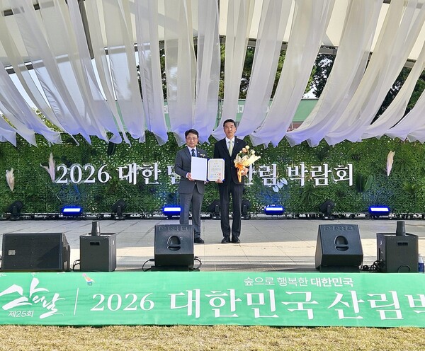 ▲삼천리는 16일 충북 청주시 생명누리공원에서 열린 ‘제25회 산의 날’ 기념식에서 산림 보전과 산림복지 증진에 기여한 공로로 국무총리 표창을 받았다.