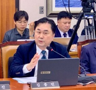 ▲ 산업부 산하 공기관을 대상으로 한 국정감사에서 김종민 의원이 질의하는 모습.