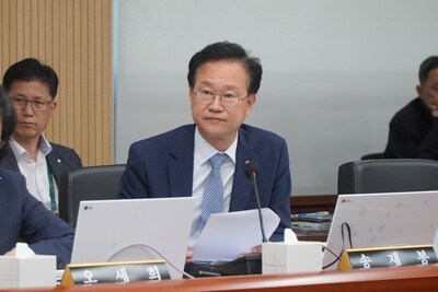 ▲ 국정감사에서 질의하는 송재봉 의원.