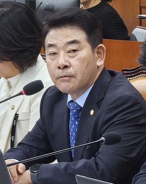 ▲ 19일 에너지 기관 국정감사에서 박정 의원이 김정호 위원장의 발언을 듣고 있다.