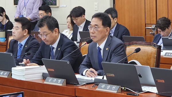 ▲19일 국정감사에서 질의하고 있는 김주영 의원.