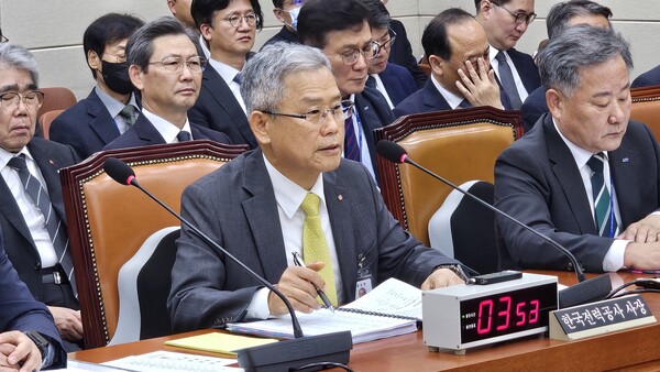 ▲19일 에너지기관 국정감사에서 질의에 답변하고 있는 김동철 한전 사장.