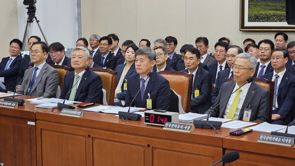 ▲의원들의 질의를 듣고 있는 에너지 관련 기관장들.