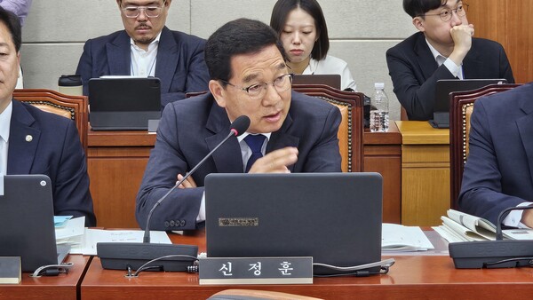 ▲신정훈 의원이 호남 반도체 클러스터와 관련, 야당 의원들과 설전을 벌이고 있다.