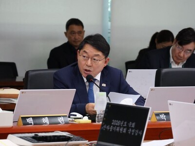 ▲ 석유공사 등 산업부 산하 공기관 대상 국정감사에서 질의하는 박희승 의원.