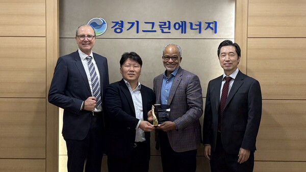 ▲ 왼쪽부터 Robert Strobl FCE 수석 부사장, 이형곤 경기그린에너지 대표이사, Jason Few FCE CEO, 한영규 FCE KOREA 대표가 발전설비 정상화 협력에 대한 감사패를 전달한 후 기념촬영을 하고 있다.