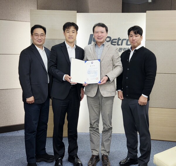 ▲ 고성욱 석유관리원 사업이사(우 2번째)가 해수부장관 표창을 수상한 후 권태국 해양경찰청 보급계장(좌 2번째) 등 관계자와 기념 촬영을 하고 있다.