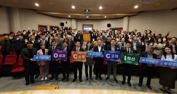 ▲ 2028년 10월21일까지 충남TP를 이끌 김현태 13대 원장이 고객만족·혁신·소통·성과 등 4대 경영방침을 제시하며 취임식 후 임직원들과 포퍼먼스를 선보였다.