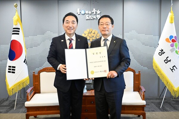 ▲ 박수현 충남도지사(좌)가 김현태 충남TP 제13대 원장에게 임명장을 수여한 후 기념 촬영을 하고 있다.