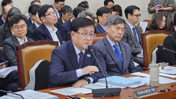 ▲김성환 장관이 의원들의 질의에 답변하는 모습.