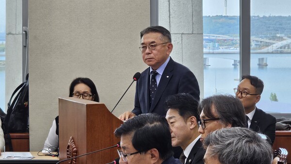 ▲의원 질의를 듣고 있는 김준동 남부발전 사장.
