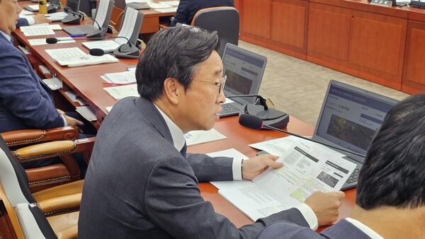 ▲이용우 의원(더불어민주당)이 김성환 장관에게 질의하고 있다.