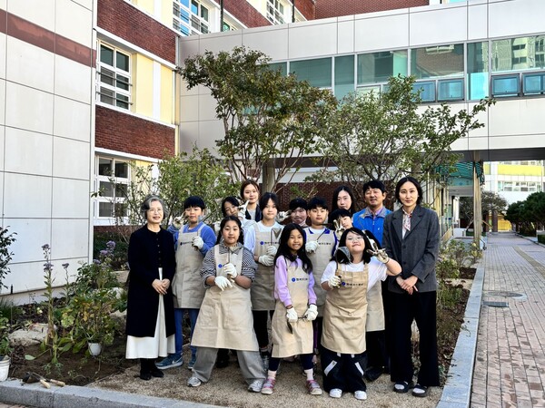 ▲ 한국가스공사는 지난 28일 대구 달산초등학교에서 ‘2026년 탄소중립학교 숲 조성사업’의 일환으로 생태숲 조성 전달식과 식재 봉사활동을 진행했다.